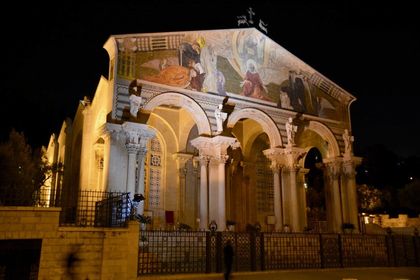 Nocturnal image of the façade of the Catholic basilica in the garden of Gethsemane (Jerusalem). The upper vertex features two deer looking at a cross. These animals were symbolic of the believer saved through the sacrifice of Christ.  / Antonio Cruz.