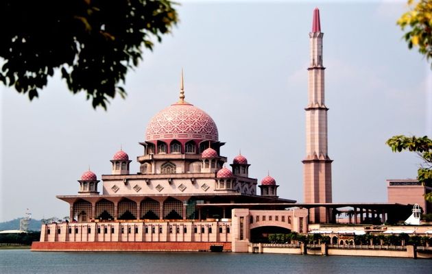 Putra Mosque in Putrajaya Malaysia./ Wikipedia, CC,