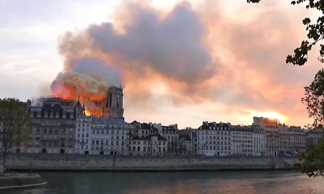 The flames destroy the central part of the Notre Dame cathedral, in Paris. / France24, video capture,