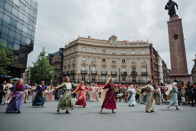 The cast of the musical His life, played one of the scenes of the musical in the esplanade of the Arriaga Theatre in Bilbao, where the march finished. / HisLife,