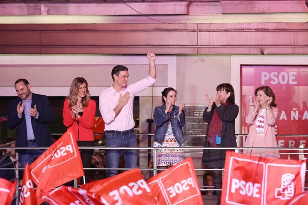 Pedro Sánchez and members of his government celebrate the victory in Madrid, Spain. / Facebook PSOE,