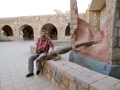 The author next to a stuffed Nile crocodile placed at the entrance to a hotel in Abu Simbel, Egypt. / Photo: Ana Viciana