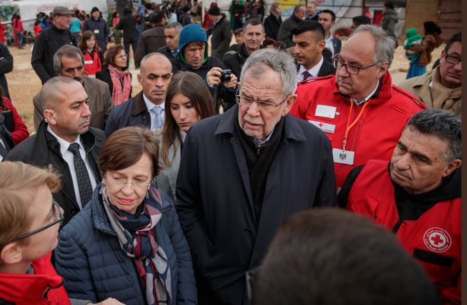 President of Austria Van der Bellen visits a refugee camp in Lebannon. / Twitter A. Van der Bellen