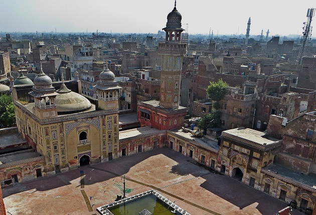 A mosque in Lahore, Pakistan. / W. Malik, Wikipedia, CC,