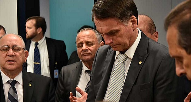 President of Brazil Jair Bolsonaro, in a prayer meeting. / Agencies,