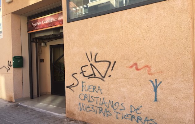 Graffiti on the walls of the Evangelical Church of Valls, in Catalonia in 2018. / Facebook Esglèsia Evangèlica de Valls,