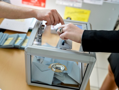 A citizen votes in the European Parliament election in France. / B. Hase, European Parliament