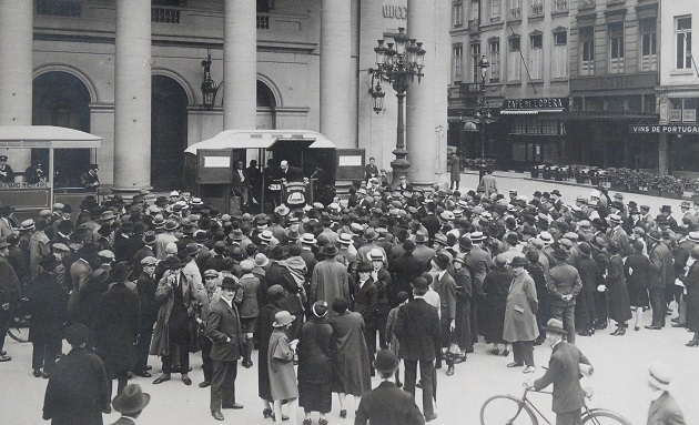 Many people attend an open air preaching meeting in the 1920's in Brussels. / Photo: BEM archives,