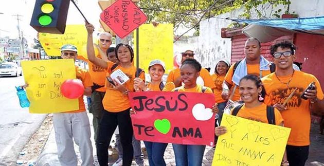 People of all ages share the gospel in Santo Domingo. / Evangelico Digital.,