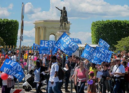 French Christians took the streets of the main cities. / Marche pour Jesus.