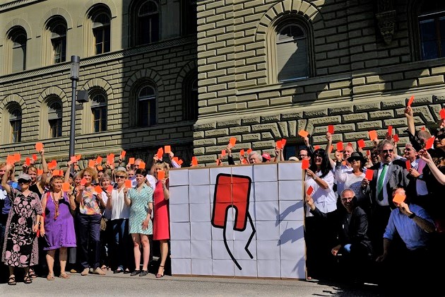 Members of the initiative showed a red card to the parliament. / FacebookAGWB,