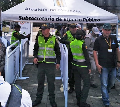 Security personnel controlling the access to the OEA General Assembly in Medellín, Colombia. / ED