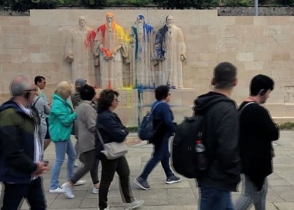 Tourists passing by the vandalised monument. / Image: LemanBleu.ch