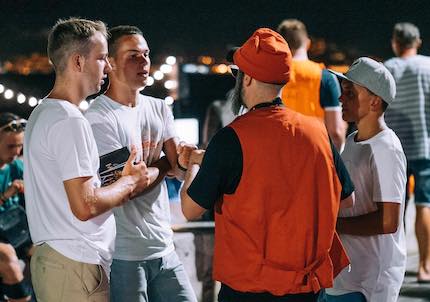 Volunteers talk about the gospel. / Reach Mallorca