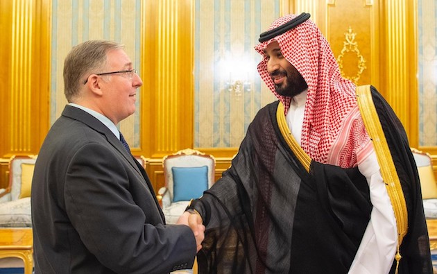 The leader of the US evangelical delegation greets the Saudi Crown Prince. / Saudi Embassy USA,