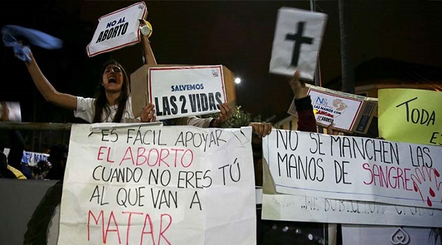 Pro-life demonstrators protest in front of the National Assembly of Ecuador. / ED,