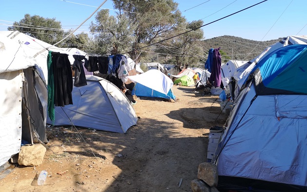 Tents to allocate families in the fields outside the refugee camp of Moria, in September 2019. / Pau Abad,