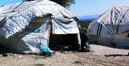 Tents are provided for families. / Pau Abad