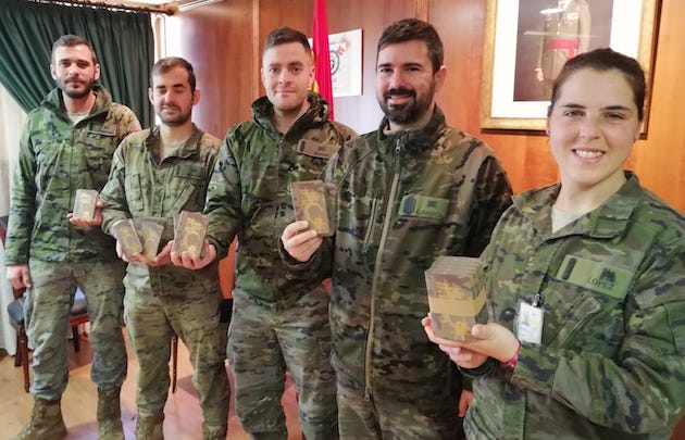 Soldiers with the Bibles delivered by the evangelical chaplaincy. / A.Baena,