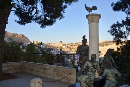 The sculpture in the gardens of the Church of Saint Peter Galicanto (Jerusalem) which commemorates Peter’s denial and the crowing of the cock. / Antonio Cruz