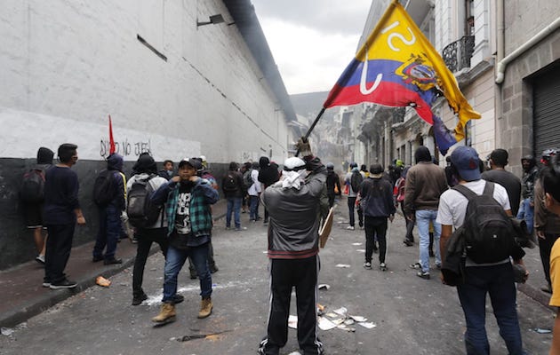 Protesters during a demonstration in Quito, Ecuador. / Twitter @lahoraecuador,