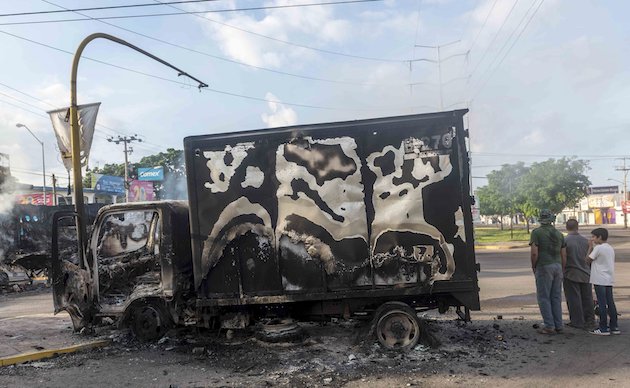 A burned truck in the streets of Culiacán. / Twitter @lajornadaonline,