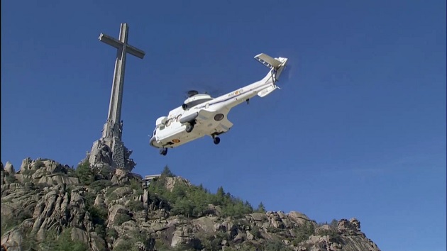 A helicopter transports the remains of dictator Francisco Franco out of the Valley of the Fallen, near Madrid. / RTVE,