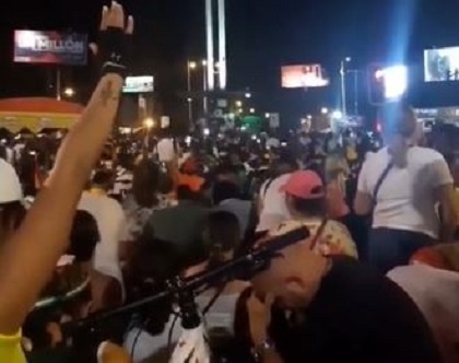 Capture of a vIdeo shared on Whatsapp showing hundreds kneeling and praying for Bolivia in Santa Cruz de la Sierra.