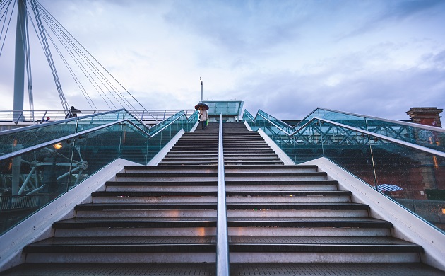Stairway in London, UK. / Photo: Artur Tomasjan (Unsplash, CC0),