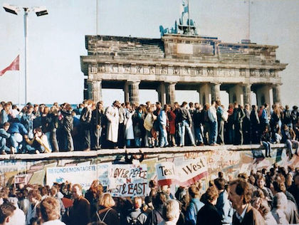 The Berlin Wall fell 30 years ago. / Lear 21, Wikimedia Commons