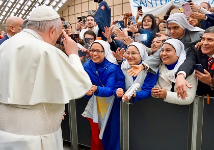 Pope Francis greets supporters. / Barbara Provenzano (Unsplash, CC0)