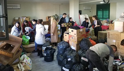 Organising the aid in a church building. / Photo via Vush