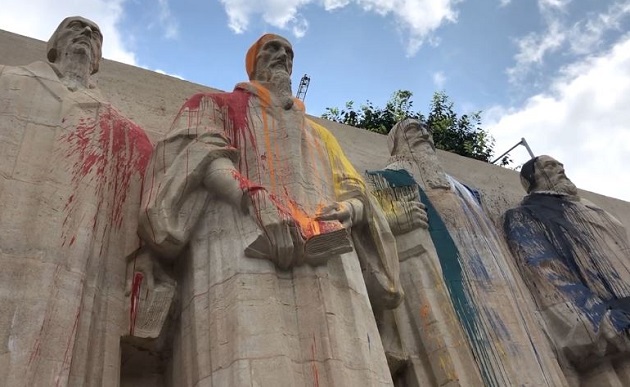 The Reformation Wall in Geneva, Switzerland, vandalised. / Photo: Lemanbleu.ch