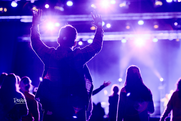 Times of prayer and worship during a celebration. / Photo: Revive Europe