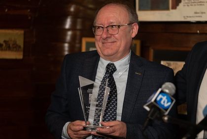 José Luis Villacañas with the commemorative plaque. / Fundación RZ