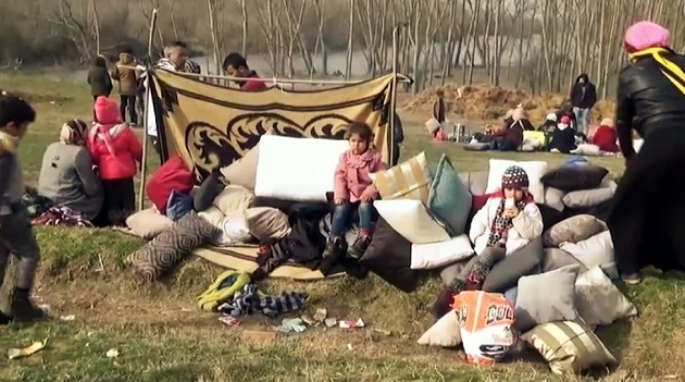 Families of refugees wait near the Turkish-Greek border, in March 2020. / RTVE,