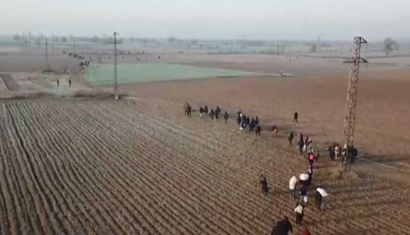 Images of refugees walking towards the Greek border, on Saturday 29 March 2020. / RTVE