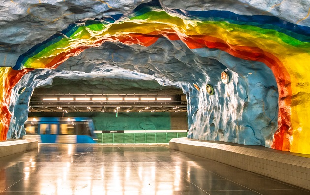 A metro station in Helsinki, Sweden, ainted with the LGBT flag. / C. Schwarz (Unspash, CC0),