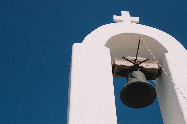 A church bell in Greece. / Peter Bucks (Unsplash, CC0),
