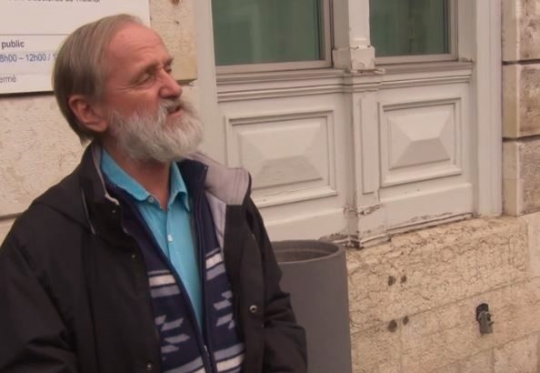 Evangelical pastor Norbert Valley addresses the media and supporters in La Chaux-de-Fonds, after being acquitted. / Video capture of SFDRS,