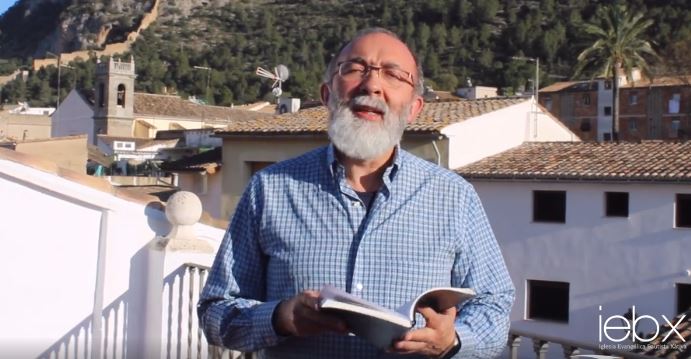 The pastor of a church in Xativa, Spain, in a video Bible message on the coronavirus crisis. / Video capture IEBX