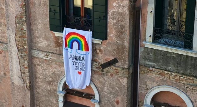 A balcony in Italy witha sign: Andrá tutto bene. / Twitter @Luisella_romeo,
