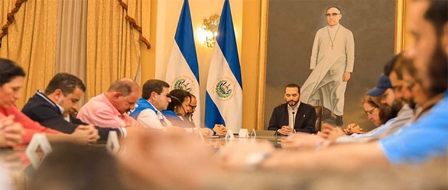 The President of El Salvador, Nayib Bukele. ledas a time of prayer with members of the government. / Twitter @PresidenciaSV,