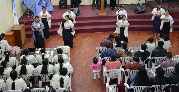 Worship service at the evangelical bilingual church El Belén. / El Tiempo. ,