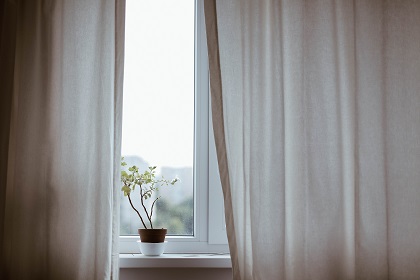 Window in a hospital room. / E. Militaru (Unsplash, CC0)