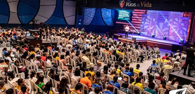 Worship service at Rios de vida church in Cartagena, Colombia. / Rios de vida.,