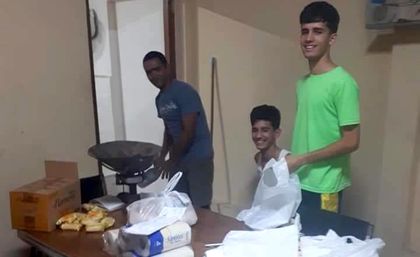 Volunteers of the Cuban Christian Reformed church preparing food bags. / Cuban Christian Reformed church Faceook.