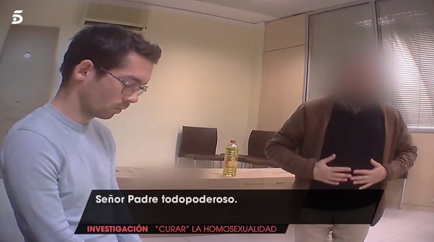 One of the images from the Telecinco television report with hiddern camera against an evangelical pastor. / Telecinco,