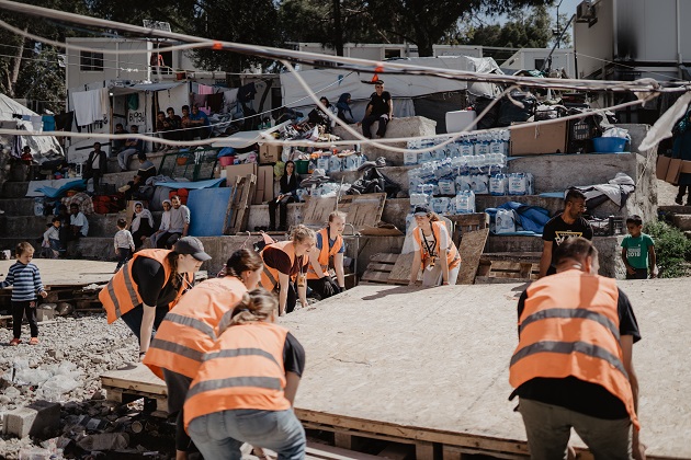 Volunteers working in the Moria refugee camp. / Photo courtesy of EuroRelief. Author: Salomé Wiedmer