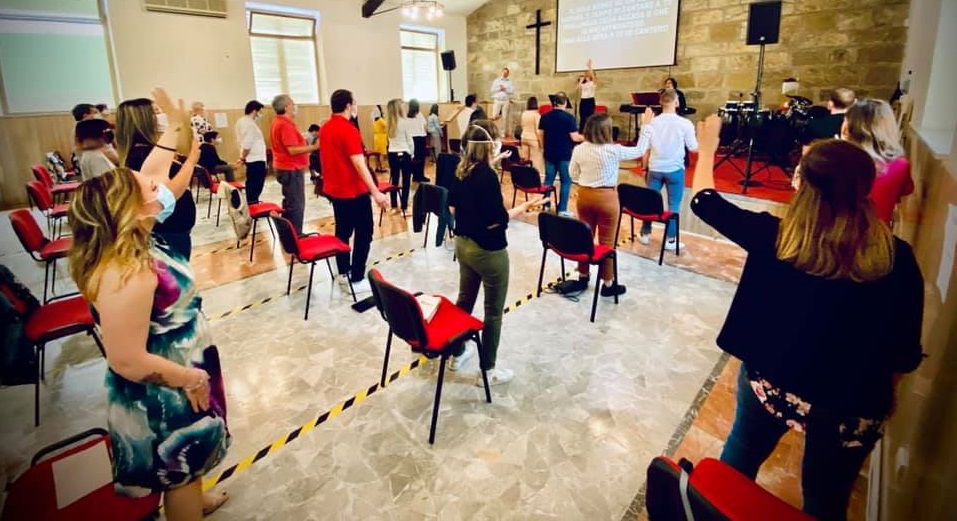 A worship service in an evangelical church in Italy. / Photo:  <a target="_blank" href="https://www.facebook.com/chiesaapostolicagrosseto">Facebook Chiesa Apostolica in Italia Grosseto</a>,